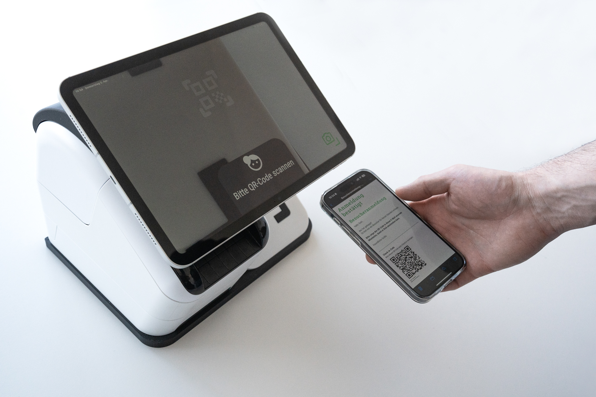 Self-check-in station • iPad, Scanner and name badge printer in one