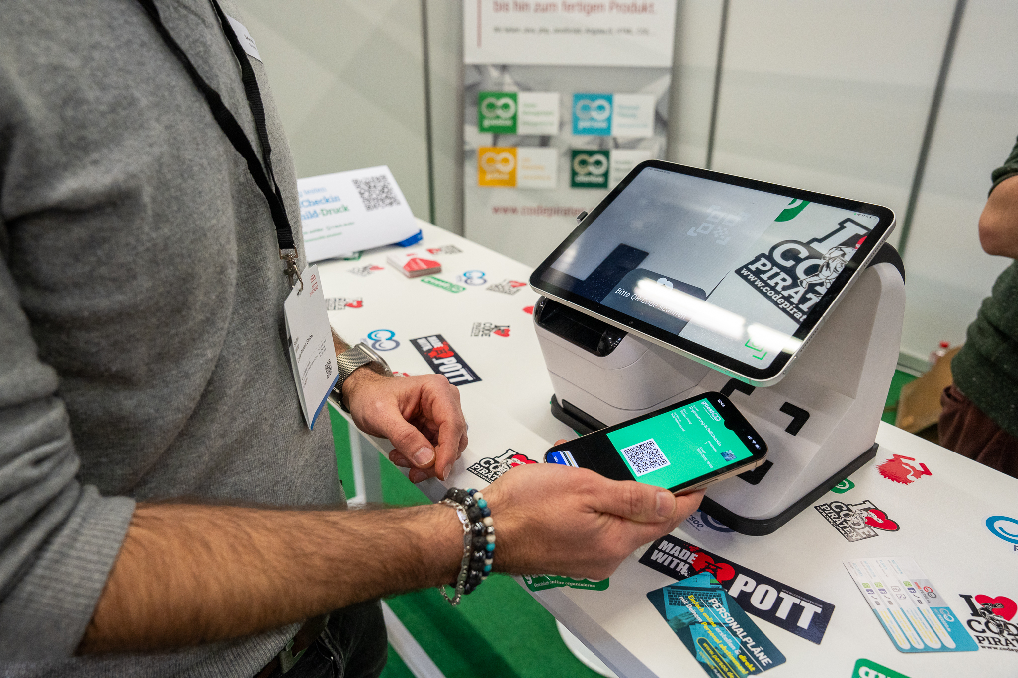 Check-in & -out • Smooth process including logging