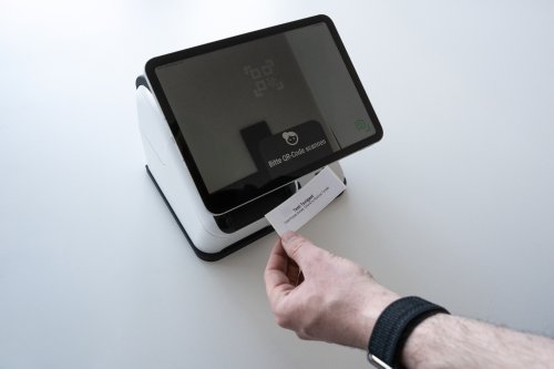 The integrated printer automatically prints the name badge for the guest.